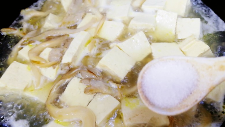 平菇豆腐汤,水开放入豆腐，大火煮开，文火煮5分钟，放入盐调味。