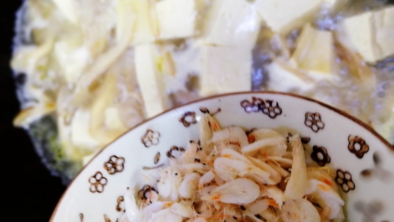 平菇豆腐汤,放入虾皮煮两分钟。