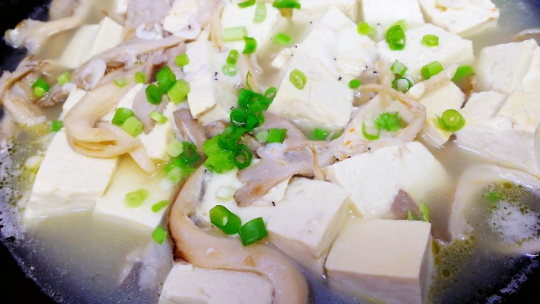 平菇豆腐汤,撒上葱花即可。