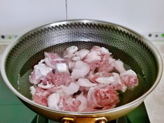 香菇焖鸡,鸡块焯水，冷水下锅烧开后煮3-5分钟，捞出用冷水反复冲洗，干净为止。