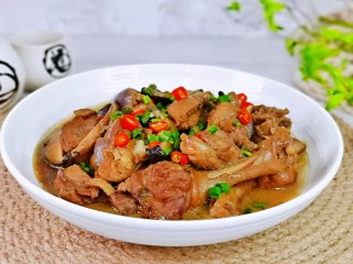 香菇焖鸡,做法简单快手，特别好吃，米饭杀手，请一定多备米饭哈。