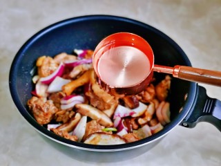 香菇焖鸡,加入两小碗纯净水。