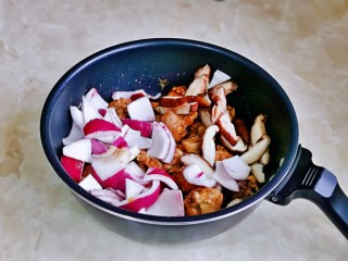 香菇焖鸡,加入切好的香菇，洋葱。