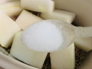 冬瓜薏米排骨汤,加少许盐