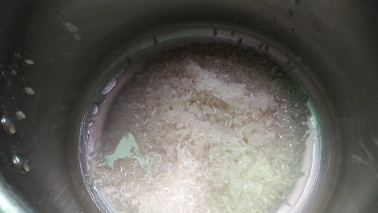 红薯丝粥,淘洗好的大米倒入压力锅中