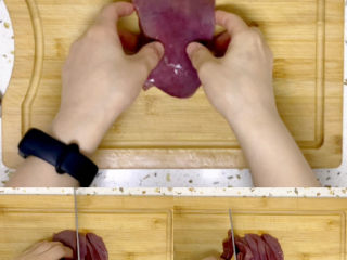 菠菜猪肝粥,准备200g猪肝，洗净后切成1cm左右的薄片