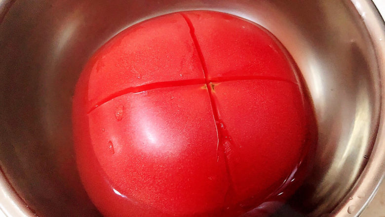 平菇豆腐汤,<a style='color:red;display:inline-block;' href='/shicai/ 3551'>西红柿</a>在开水里烫一下，剥去外皮。