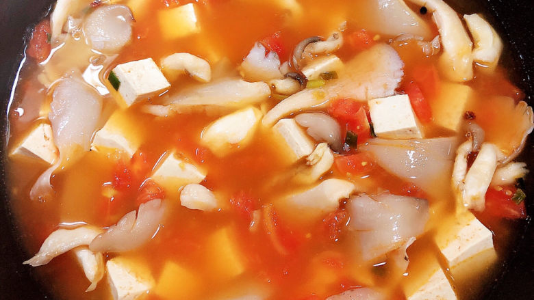 平菇豆腐汤,加入800ml水，炖煮。