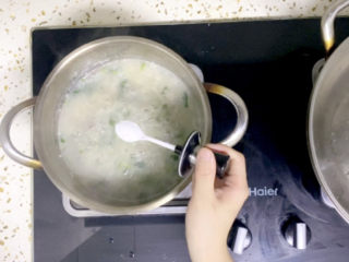 菠菜猪肝粥,加入食盐2小勺