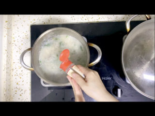 菠菜猪肝粥,加入胡椒粉1小勺