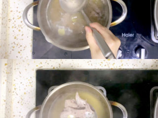 菠菜猪肝粥,开锅后撇去血沫，煮1至2分钟，捞出过冷水