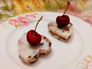山药红豆糕,冷藏后，模具压出喜欢的形状，或者随意切块蘸樱桃食用，不错的餐后甜点。