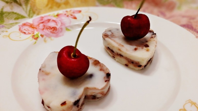 山药红豆糕,冷藏后，模具压出喜欢的形状，或者随意切块蘸樱桃食用，不错的餐后甜点。