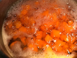 肉末炒豌豆,胡萝卜丁焯水