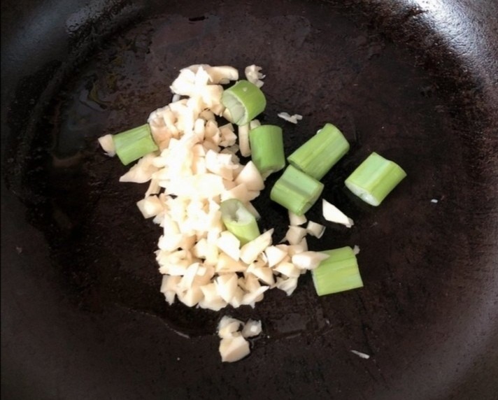 肉末炒豌豆,起锅热油，炝香葱姜蒜