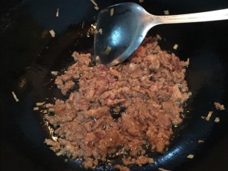 肉末炒豌豆,然后放入腌好的肉馅翻炒