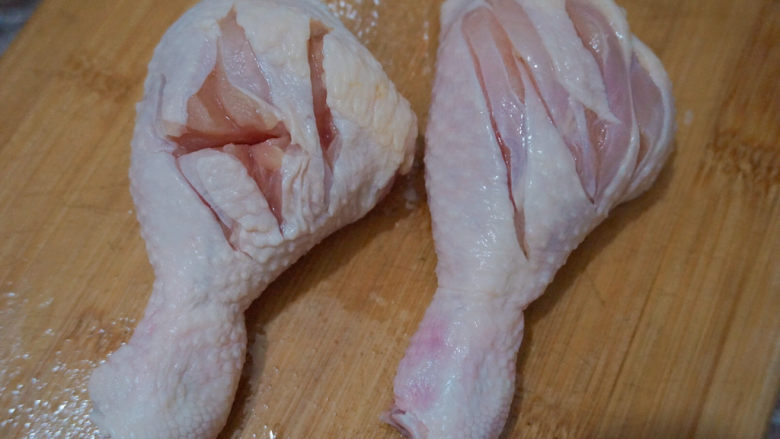 新奥尔良烤鸡腿,在鸡腿正反面都切几刀，方便腌制入味