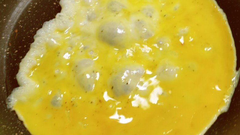 香肠炒蛋,起油锅 放入食用油  油热后放入鸡蛋液
