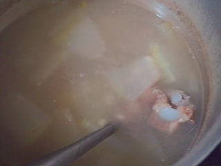 冬瓜薏米排骨汤,将汤搅拌均匀就可以喝啦