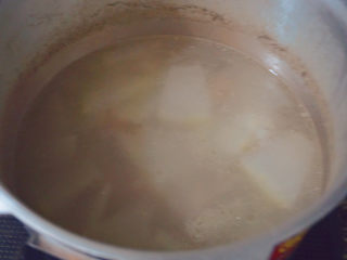 冬瓜薏米排骨汤,煮熟后倒入适量食盐