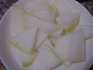 冬瓜薏米排骨汤,将冬瓜切成薄片备用