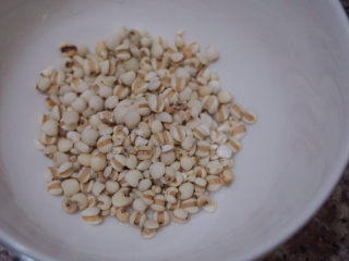 冬瓜薏米排骨汤,准备适量的薏米