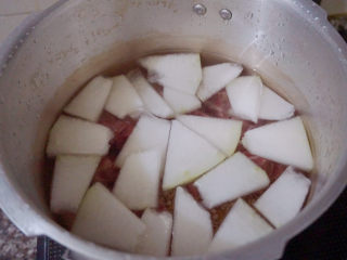 冬瓜薏米排骨汤,最后加入适量清水