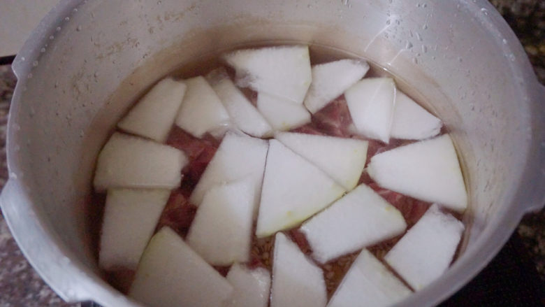 冬瓜薏米排骨汤,最后加入适量清水