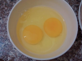香肠炒蛋,将蛋液倒进小碗里