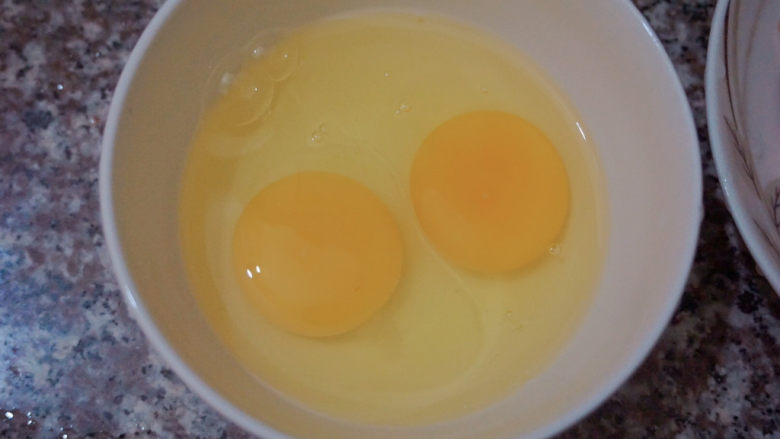香肠炒蛋,将蛋液倒进小碗里