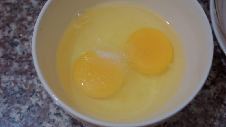 香肠炒蛋,蛋液中加入少许食盐
