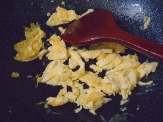 香肠炒蛋,最后将鸡蛋切成小块
