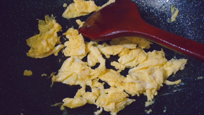 香肠炒蛋,最后将鸡蛋切成小块