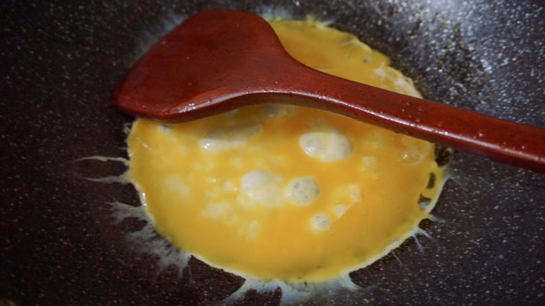 香肠炒蛋,热锅下油后倒入蛋液