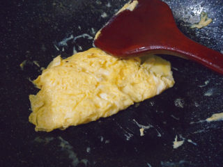 香肠炒蛋,蛋液煎成蛋块后可翻炒