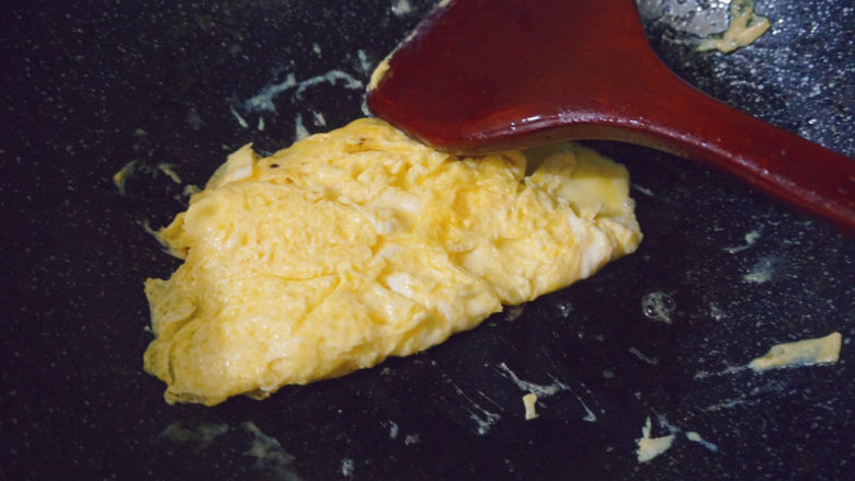 香肠炒蛋,蛋液煎成蛋块后可翻炒