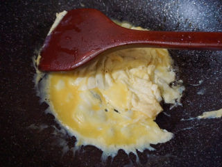 香肠炒蛋,小火煎蛋，每到2-4分钟就得翻炒一下