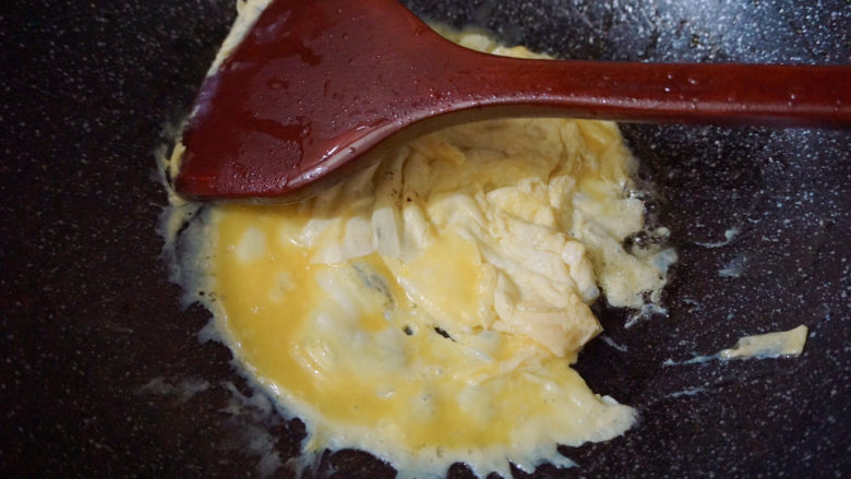 香肠炒蛋,小火煎蛋，每到2-4分钟就得翻炒一下