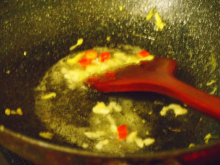 香肠炒蛋,热锅下油，倒入蒜泥和红米椒