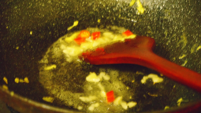 香肠炒蛋,热锅下油，倒入蒜泥和红米椒
