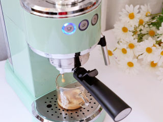 百香果柠檬气泡冰咖啡,将咖啡粉放入意式咖啡机中萃取咖啡