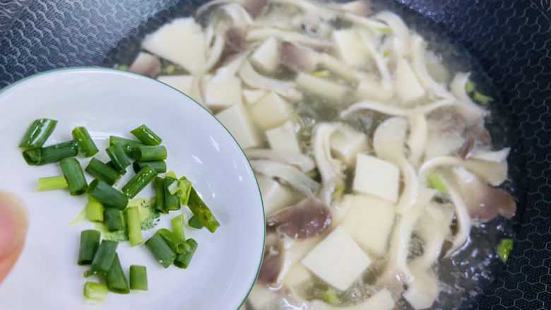 平菇豆腐汤,入葱花
