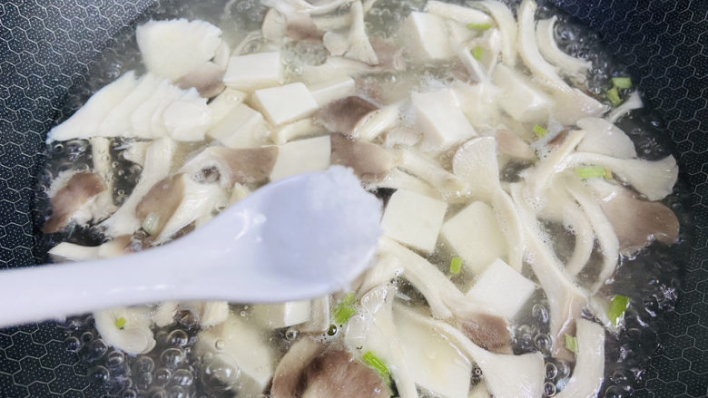 平菇豆腐汤,根据个人口味加入适量盐