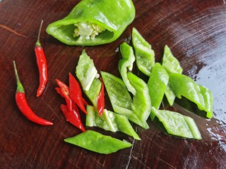 木耳炒山药,青、红辣椒洗净，去掉辣椒籽，斜刀切成片。