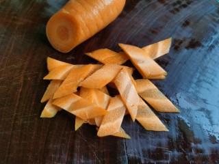 木耳炒山药,胡萝卜切成菱形状，胡萝卜不用放太多，增加点色彩就可。