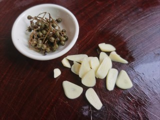 木耳炒山药,大蒜去皮切片。鲜花椒冲洗干净。