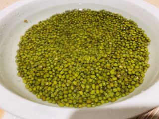 自制绿豆沙馅料(不去皮版本),再加入全部淹没绿豆的水份，浸泡一晚。用大盆，绿豆泡水体积会变大，水不够多就泡发不成了。
