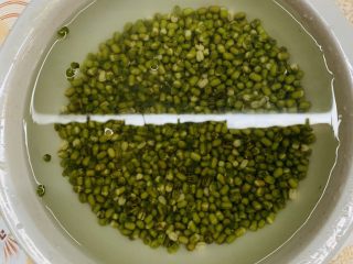 自制绿豆沙馅料(不去皮版本),泡发好的已经看到绿豆颗粒饱满，用手搓豆子，皮衣可以轻松掉落。