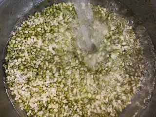 自制绿豆沙馅料(不去皮版本),换水再捞一遍。