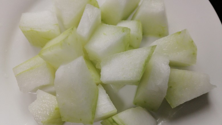 冬瓜薏米排骨汤,将冬瓜切成均匀的块状